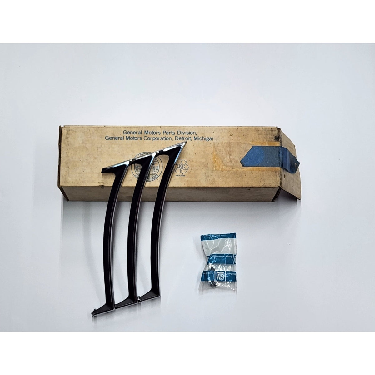 Vintage Genuine GM 1969 Camaro Rear Drivers Quarter-Panel Gill Louver Part# 8701060 – Single Side